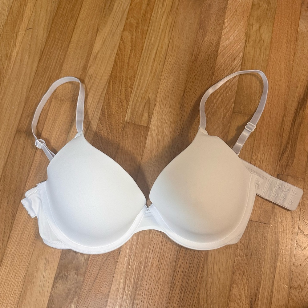 No Boundaries White T-Shirt Bra 36B